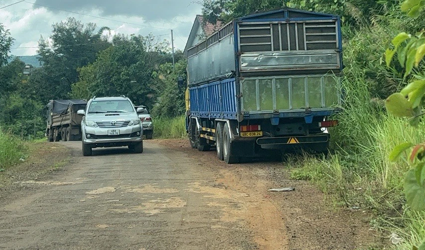 Xe tải trọng lớn chờ đi qua đập thủy lợi Đắk Cút. Ảnh: VT