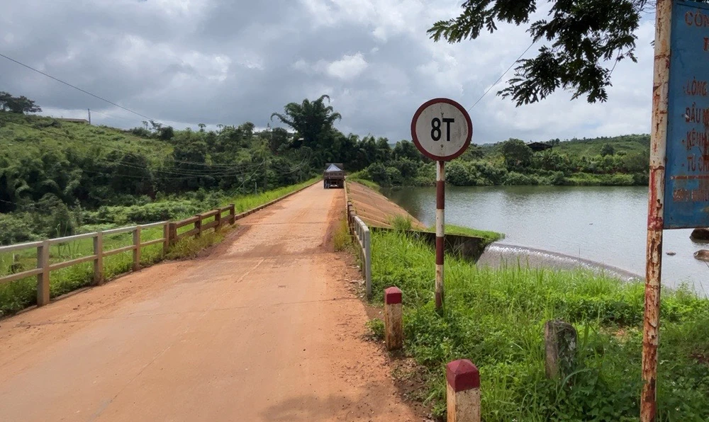 Xe bốn chân đi trên đập thủy lợi Đắk Cút có tải trọng tám tấn. Ảnh: VT