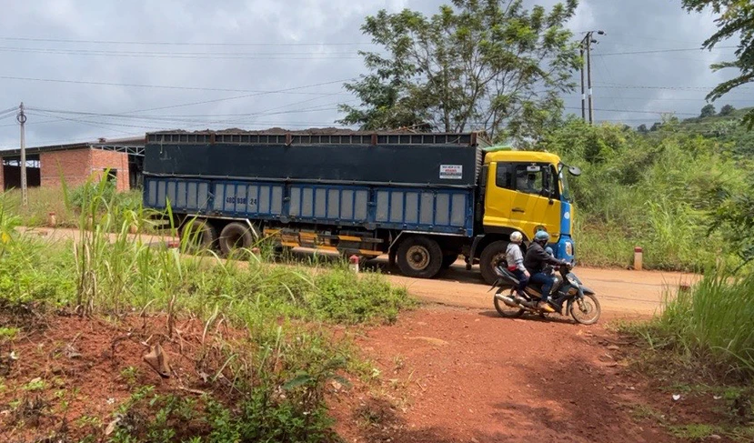 Xe tải BKS 48C-038.24 lưu thông trên đường, chuẩn bị qua đập Đắk Cút. Ảnh: AX