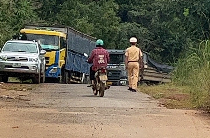 Lực lượng CSGT kiểm tra xe tải BKS 48C-038.24 và các phương tiện khác. Ảnh: AX