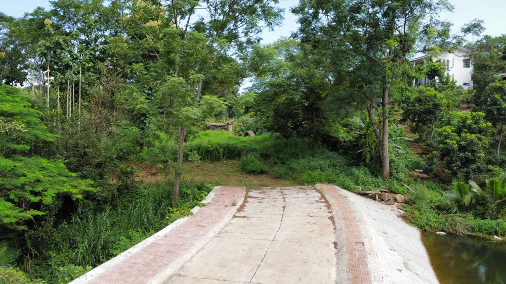 Đoạn cuối dự án chưa thể triển khai do vướng giải phóng được mặt bằng. Ảnh: VŨ LONG