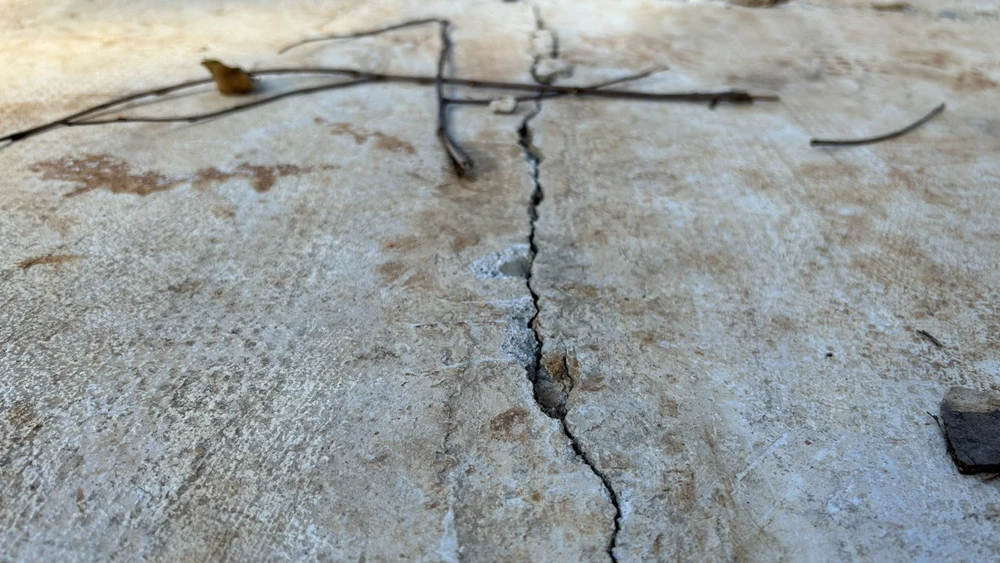 Vết nứt trên đường số 1 trước khi được "vá" lại bằng nhựa đường. Ảnh: VŨ LONG