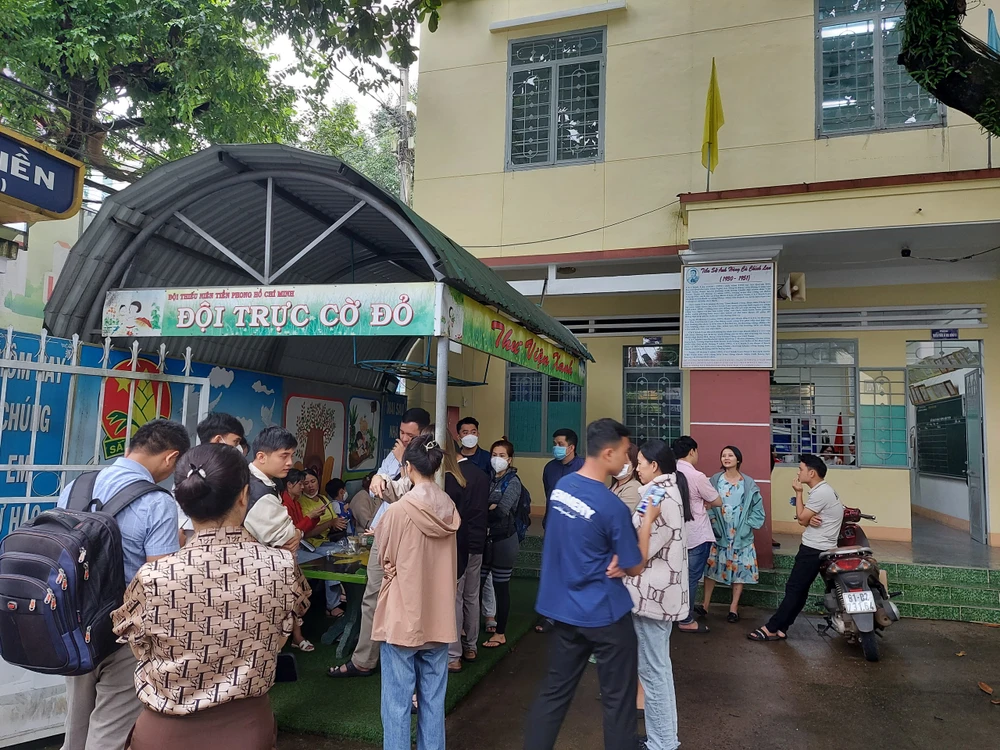 Phụ huynh phản đối cô Nguyễn Đỗ Thị Bảo Trân tiếp tục dạy môn âm nhạc. Ảnh: LK