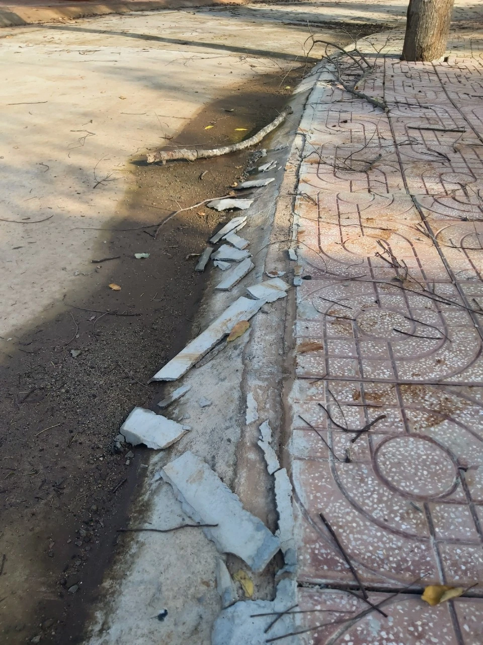 ...hệ thống bó vỉa hè làm sơ sài. Ảnh: VŨ LONG