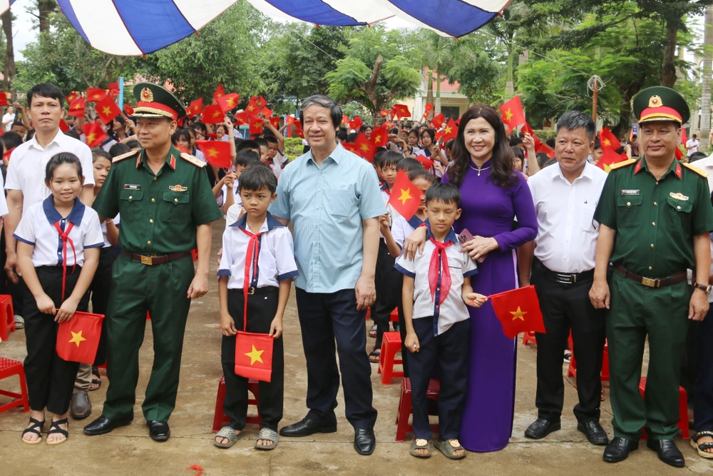 Đoàn công tác của Bộ GD&amp;ĐT dự hội nghị tổng kết năm học 2022-2023, triển khai nhiệm vụ năm học 2023-2024 tại tỉnh Đắk Nông. Ảnh: AX