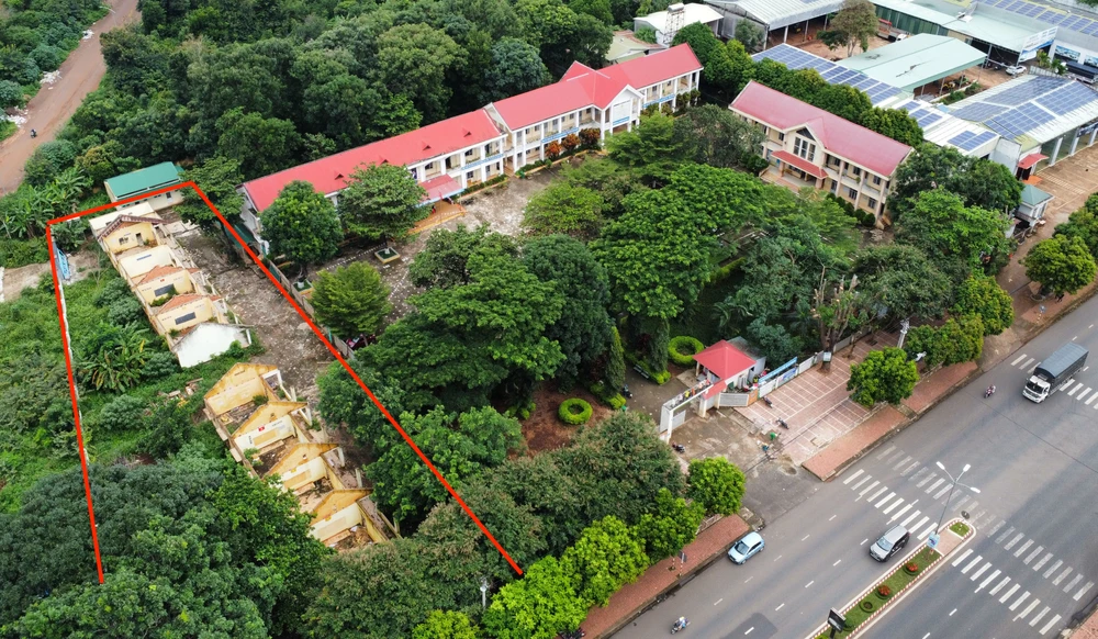 Dự án xây dựng Trường Tiểu học Nguyễn Viết Xuân hiện vẫn đang bỏ bê. Ảnh: VŨ LONG