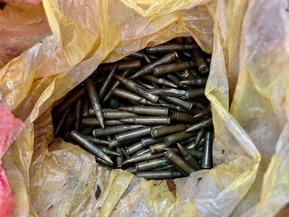200 viên đạn đựng trong túi của người dân giao nộp. Ảnh: TNT