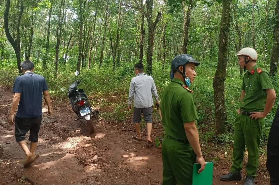Công an làm việc tại hiện trường
