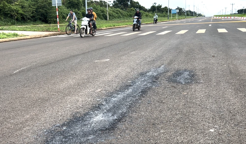 Đường Đại Lộ Đông tây hư hỏng