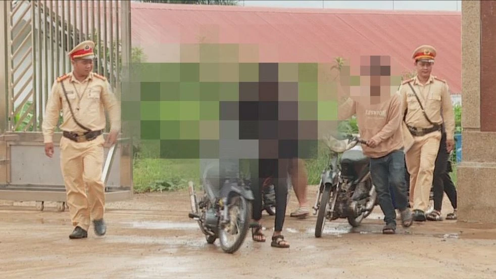 chạy xe máy nẹt pô