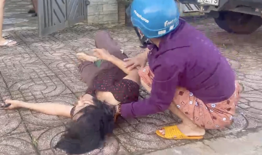 1 phụ nữ nhặt ve chai bị chó thả rông cắn phải nhập viện