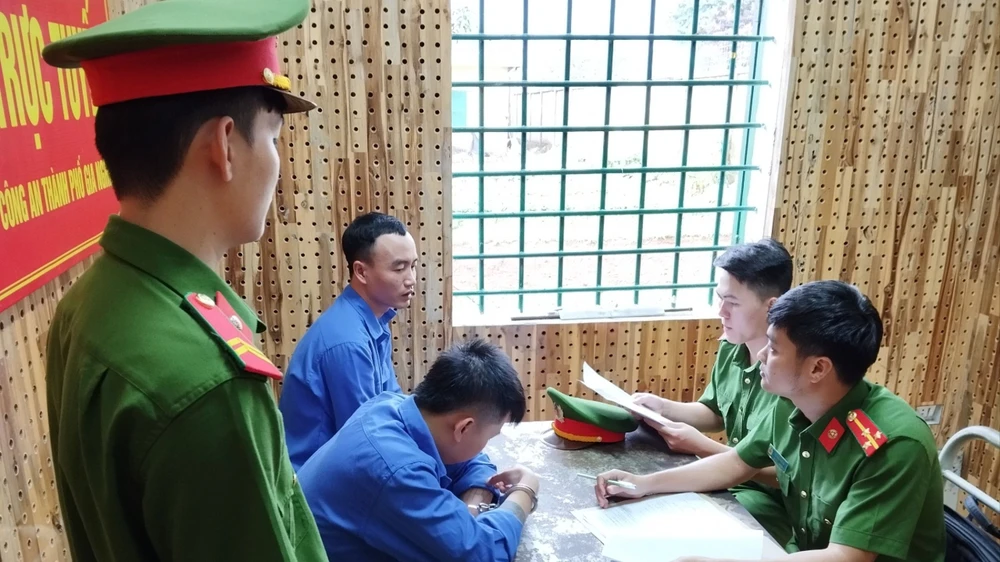 Lập facebook cho vay lãi nặng 556%/năm