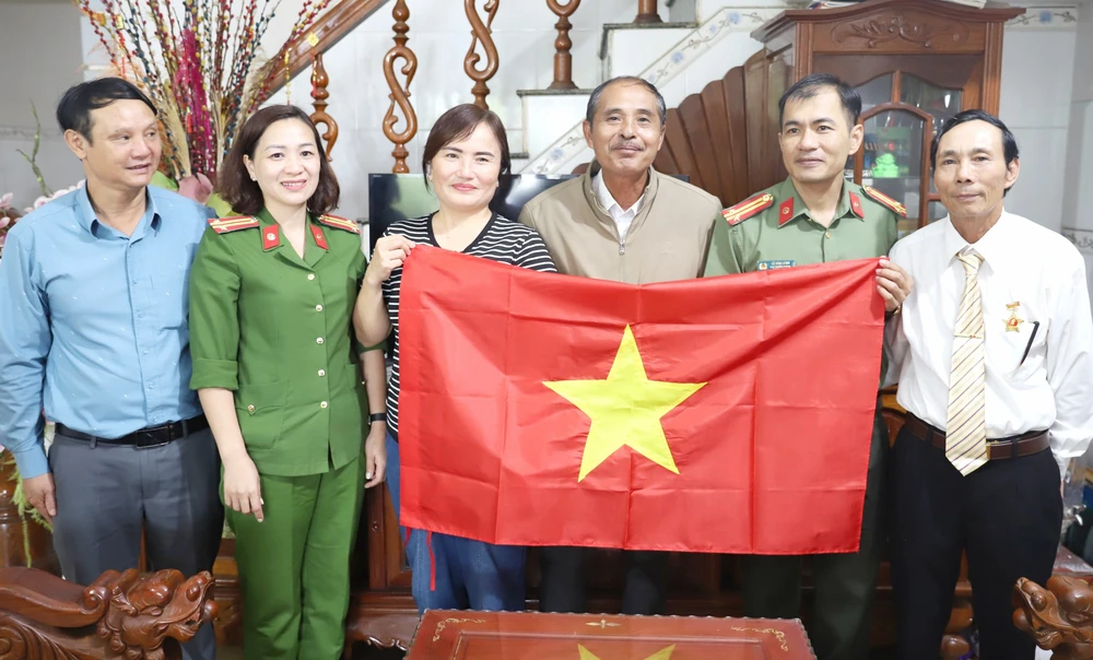 Hơn 2.000 lá cờ tổ quốc đến với vùng biên giới Đắk Nông