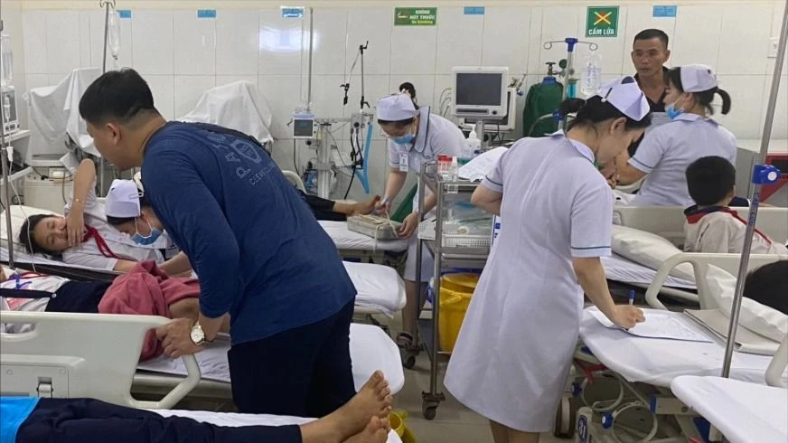 17 học sinh nhập viện cấp cứu với biểu hiện ngộ độc thức ăn