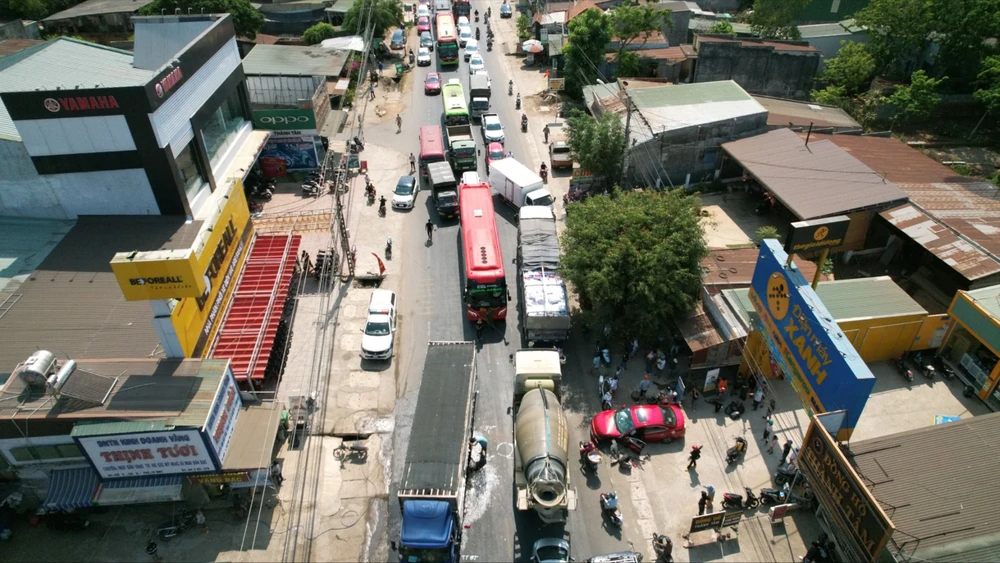 Clip xe con tông xe tải chở lợn bị gãy trục, rơi cả bánh xe