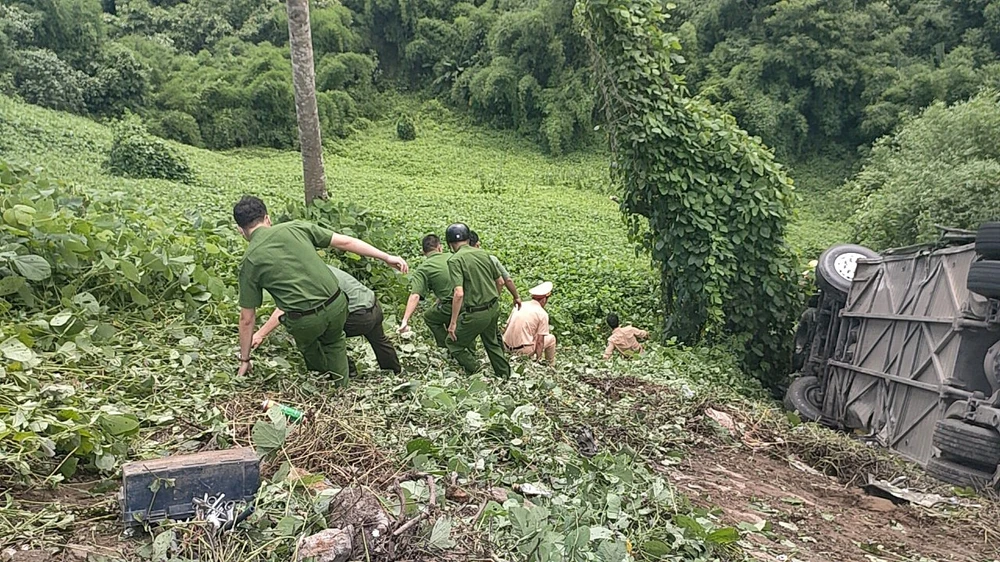 Nguyên nhân ô tô chở 45 hành khách bị lật trên đèo Cùi Chỏ ở Đắk Nông