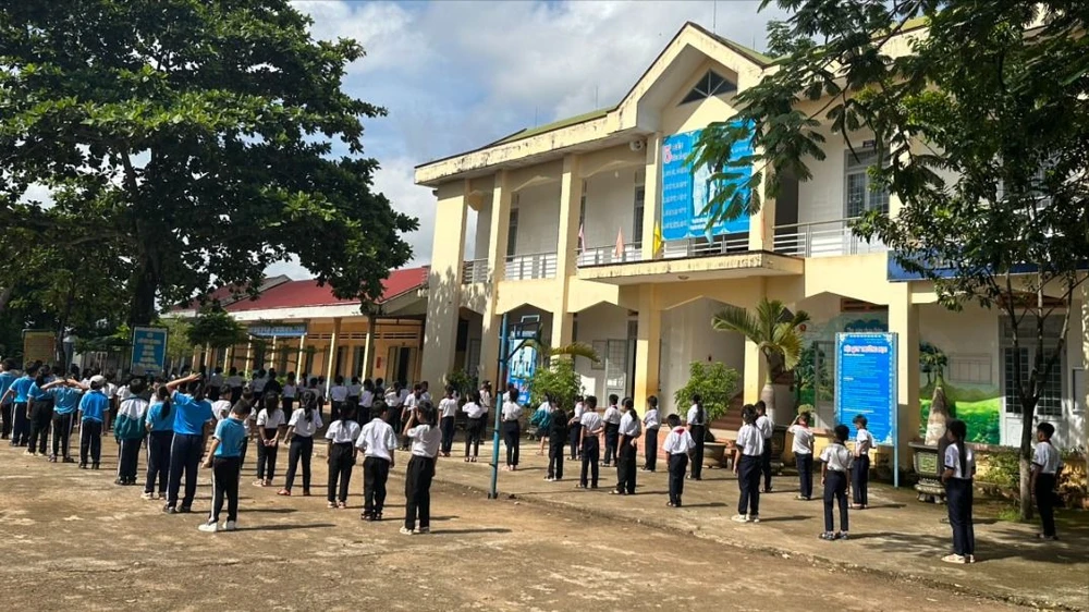 hàng trăm giáo viên.jpg