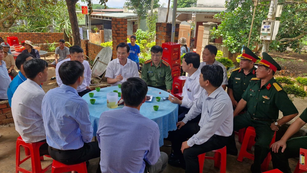 Lãnh đạo UBND tỉnh Đắk Nông thăm hỏi gia đình nạn nhân. Ảnh: TT