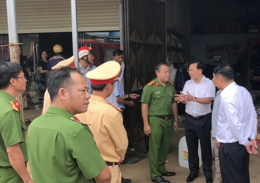 Chủ tịch UBND tỉnh Đắk Nông Hồ Văn Mười (thứ 2 từ phải qua) đến hiện trường vụ tai nạn. Ảnh: TT