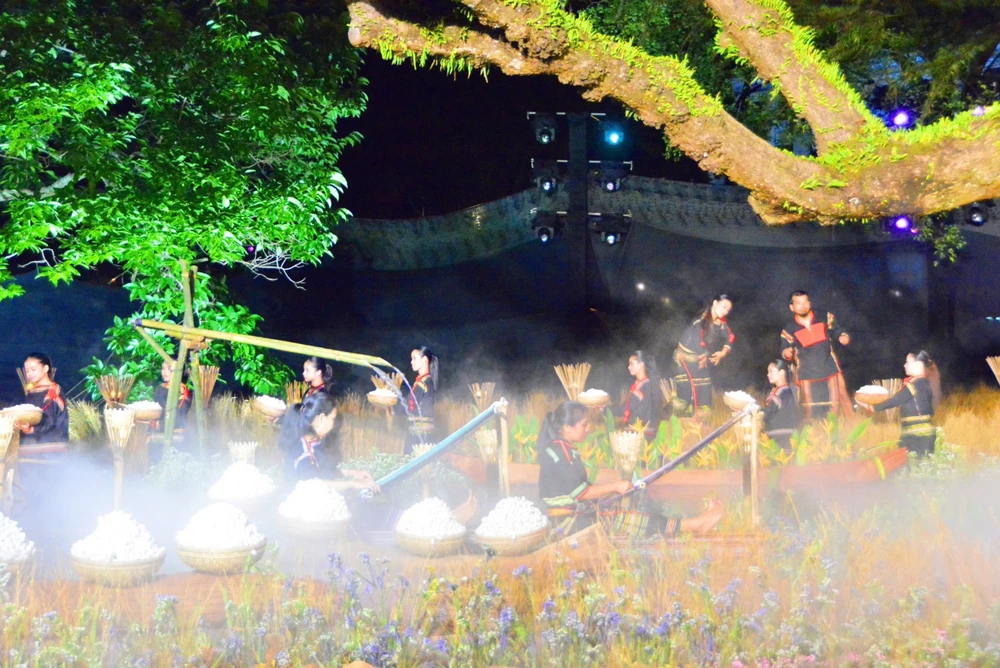 Dệt thổ cẩm.jpg