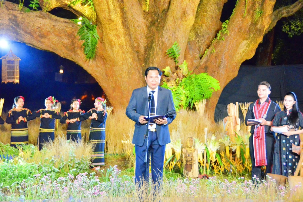 Dệt thổ cẩm.jpg