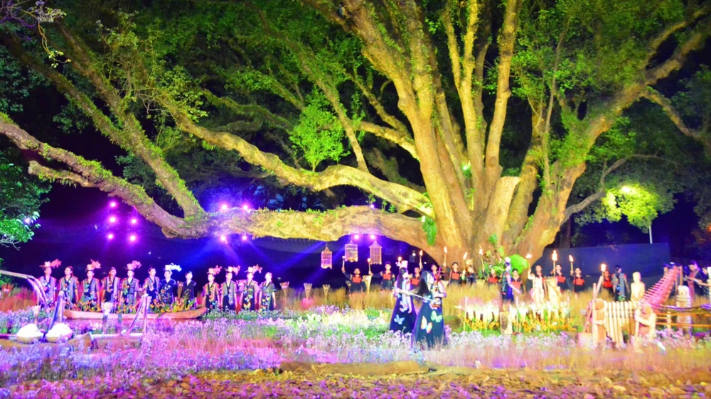 Dệt thổ cẩm.jpg