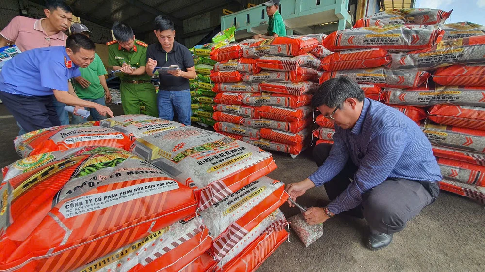 Phân bón giả.jpg