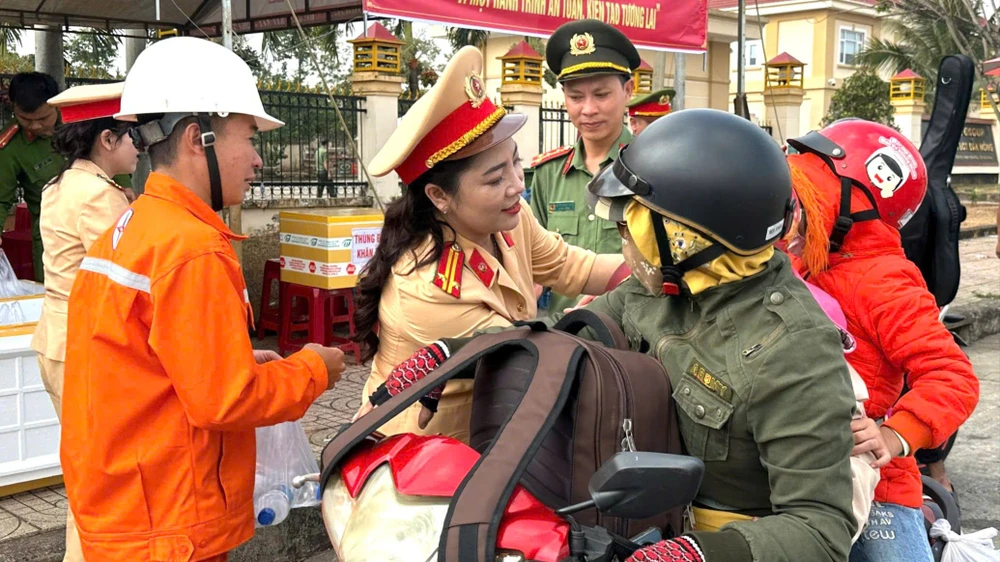 về quê đón Tết.jpg