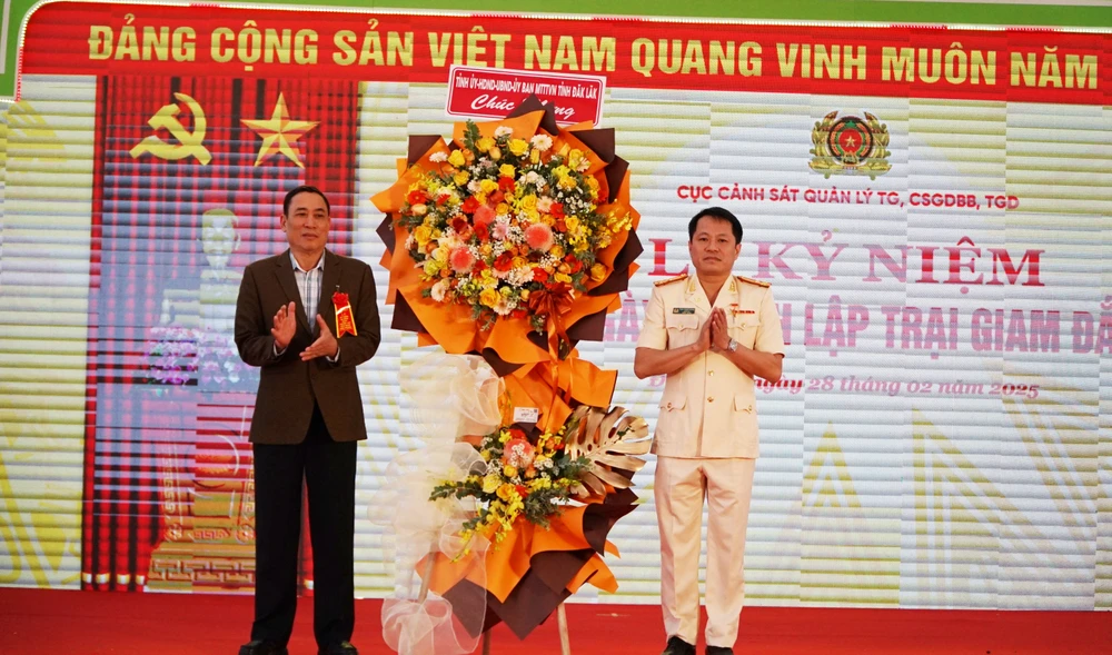 nhiệm vụ chính trị.jpg