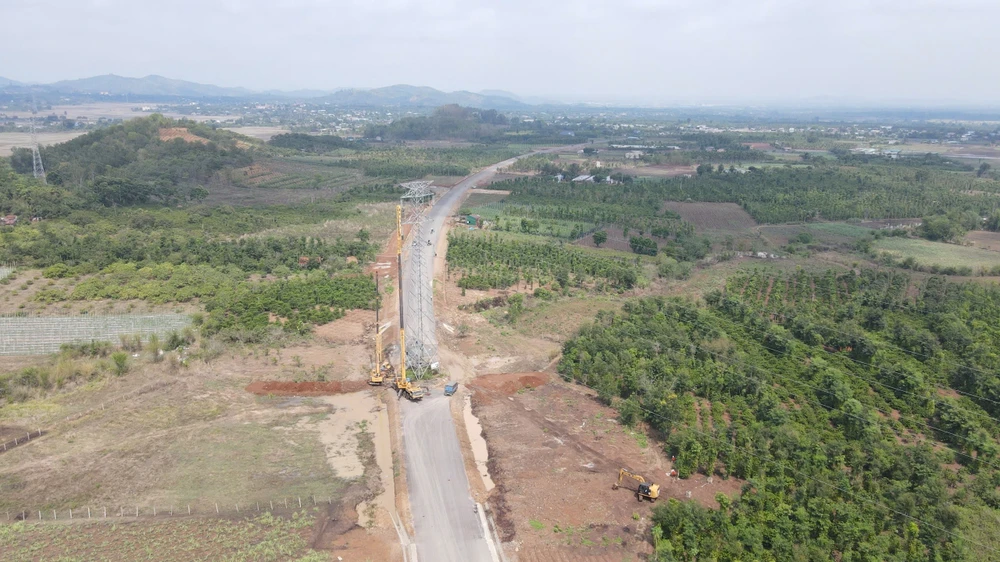 Trụ điện cao thế.jpg