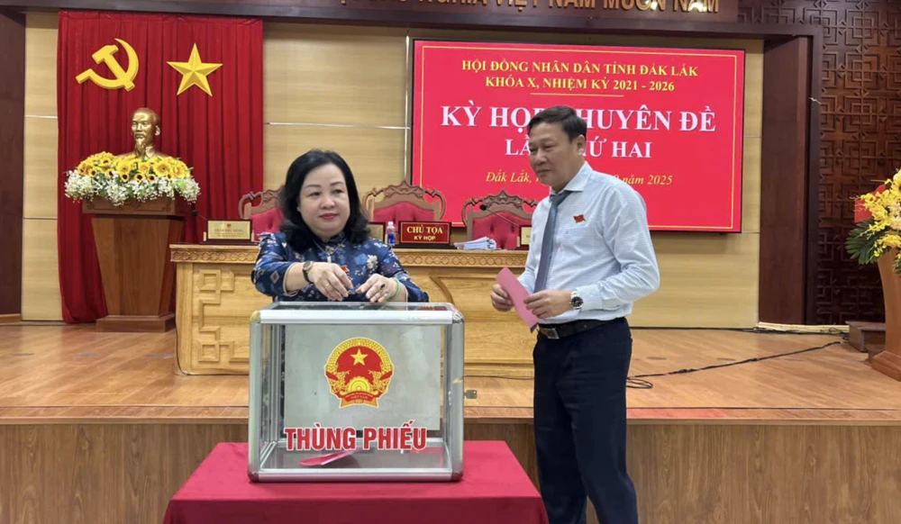 Các đại biểu bầu bổ sung chức danh Phó Chủ tịch HĐND tỉnh Đắk Lắk đối với ông Từ Thái Giang. Ảnh: VŨ LONG