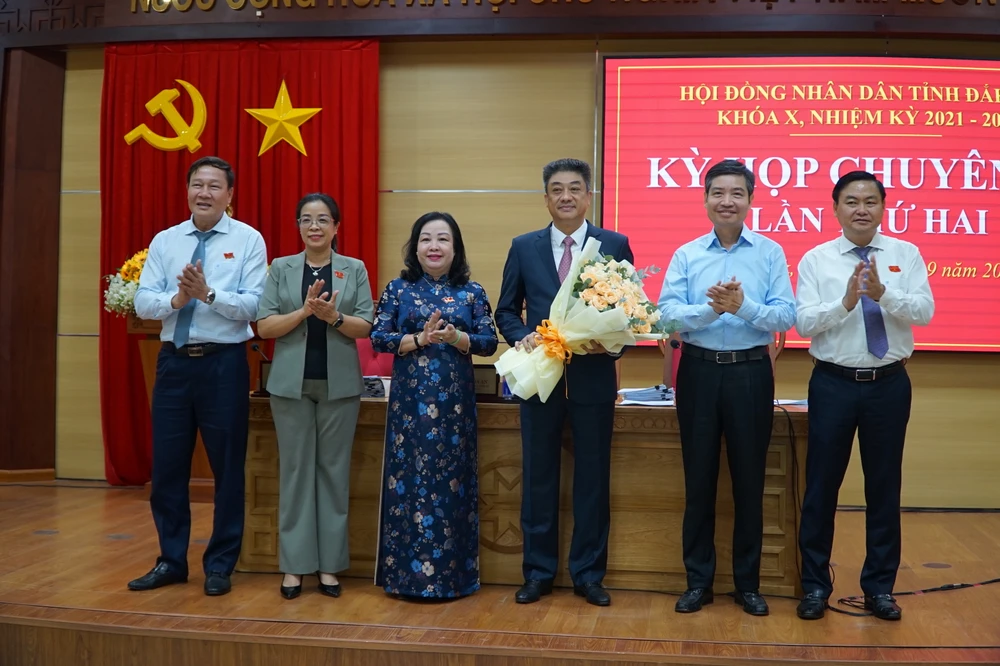 Tân Phó Chủ tịch HĐND tỉnh Đắk Lắk Từ Thái Giang (cầm hoa). Ảnh: VŨ LONG