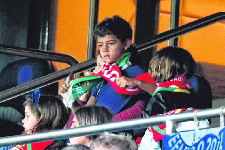 Ronaldo Jr ngồi ghế giá 1.800 bảng Anh