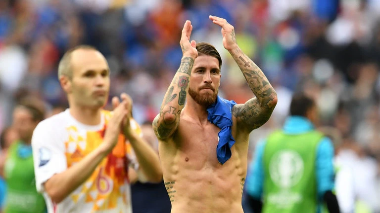 Ramos và Iniesta chỉ còn là cái bóng của chính mình khi gặp lại người Ý