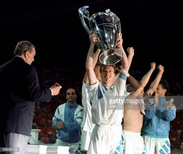 Đội truởng Deschamps của Olympique Marseille nâng cúp vô địch Champions League tại Munich