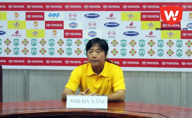 HLV HUỳnh Đức rất bức xúc với cách trọng tài mời trợ lý Trương Văn Lợi rời khu kỹ thuật.