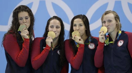 Katie Ledecky (bìa phải) vừa nhận HCV nội dung tiếp sức 4x200m tự do