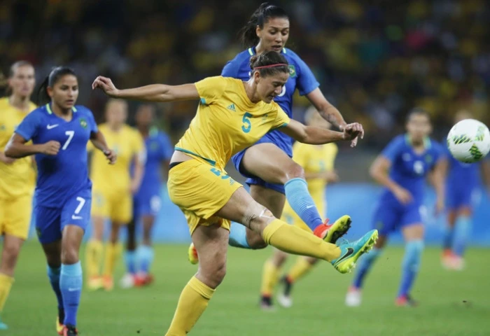 Úc (vàng) đã thua chủ nhà Brazil trong loạt luân lưu cân não