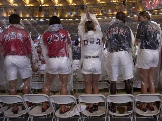 Các VĐV Mỹ đứng lên ghế để có những tấm hình đẹp