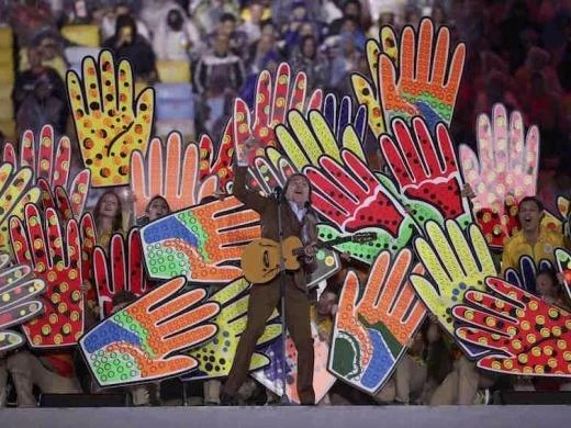 Ca sĩ của Brazil biểu diễn bài hát