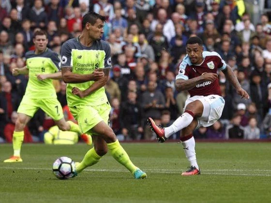 Liverpool (áo màu chanh) trong trận thua Burnley 0-2
