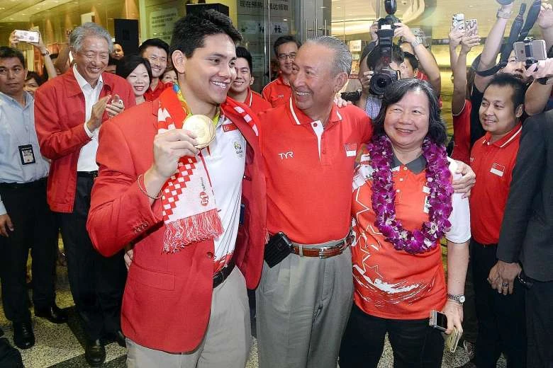 Schooling dùng tiền thưởng HCV Olympic để trang trải nợ nần ảnh 1