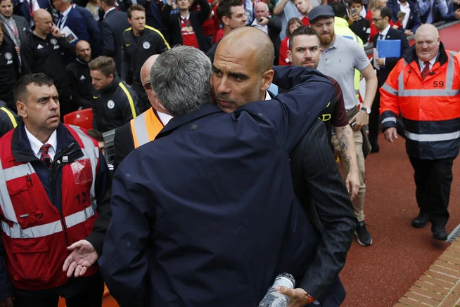 Mourinnho chúc mừng đồng nghiệp Pep Guardiola