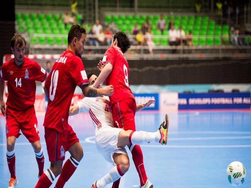 Azerbaijan (đỏ) thua Tây Ban Nha 2-4