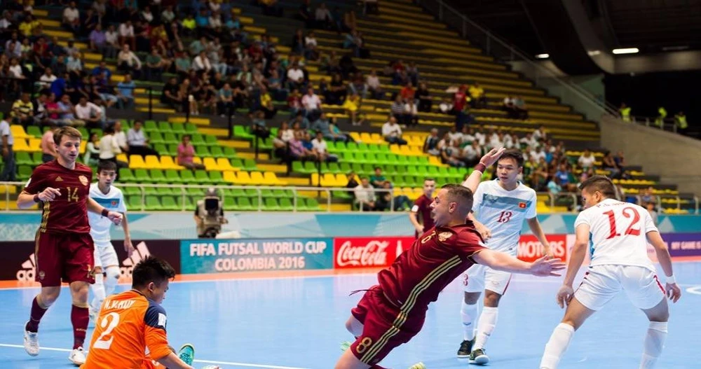 Thủ môn Văn Dũng thay cho Đình Thuận