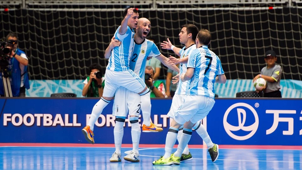 Argentina vào bán kết