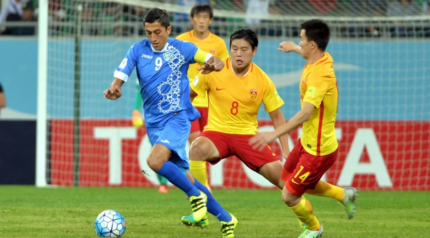 Tuyển Trung Quốc (áo vàng) trong trận thua Uzbekistan đêm 11-10