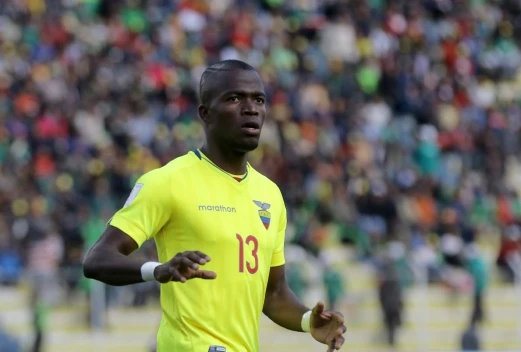 Trả chu cấp cho vợ và con, Valencia được cảnh sát thả ra và ghi bàn