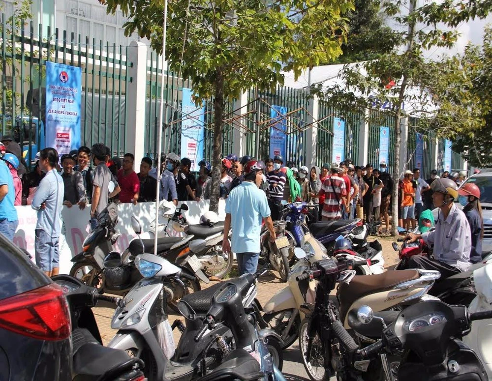 xếp hàng mua vé 1