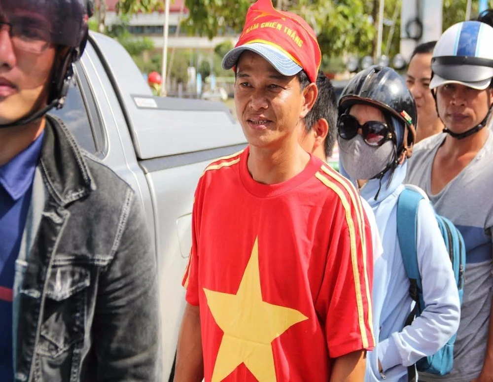 xếp hàng mua vé 7